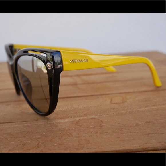 VERSACE sunglasses. - Picture 4 of 5